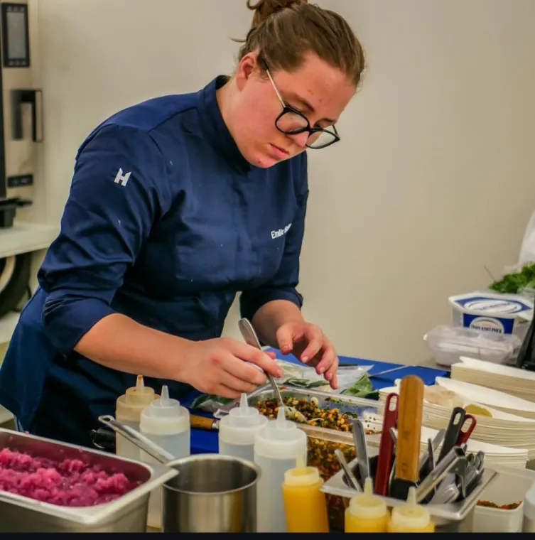 Faire appel à un chef à domicile pour cuisiner des spécialités raffinées lors d'un repas entre amis chez le particulier