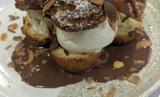 Profiteroles, sauce chocolat