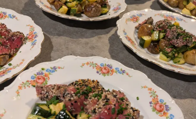 Tataki de boeuf au sésame, pommes de terre et légumes rôtis 