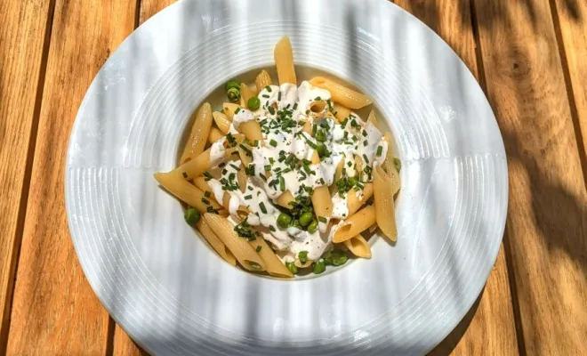 Pennes, petit pois, stracciatella