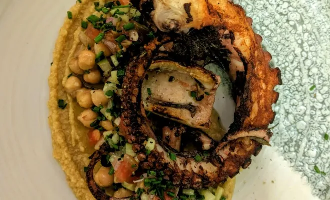 Poulpe, houmous, salade de pois chiche