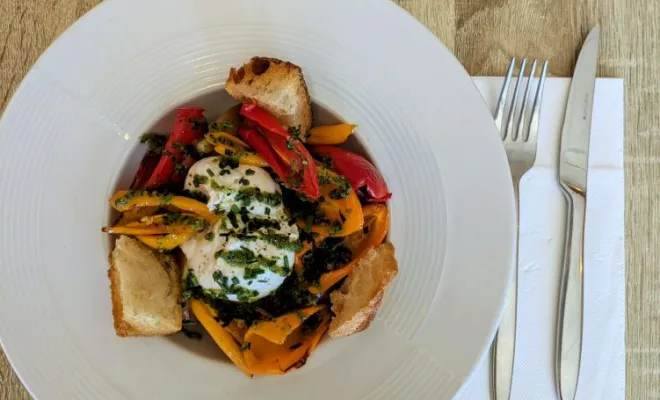 Burrata, tomate, poivrons, pesto