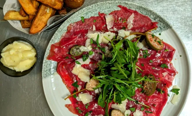 Carpaccio de boeuf, frites