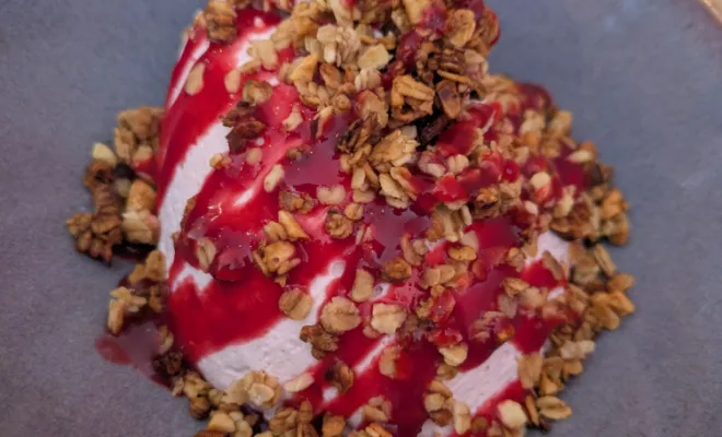 Mousse de fruits rouges, granola maison
